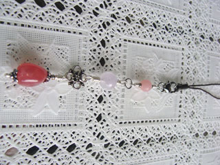 ロードクロサイト【インカローズ】（オーバル・ピンク）情熱・優しさ・繊細・愛情・美・調和・豊かな感受性＋ローズクォーツ（ピンク）恋愛・優しさ・情緒・繊細・愛情・美・調和＋パリゴルスカイト【ピンクオパール】（ピンク・マット）創造・活力＋真珠・パール（ピンク）ストレスを癒す・安眠効果・美しさ・優しさ