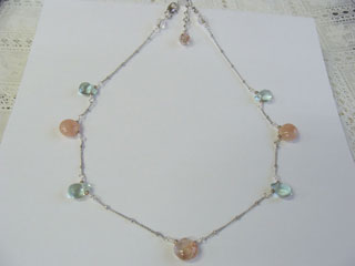 ロードクロサイト【インカローズ】（オーバル・ピンク）情熱・優しさ・繊細・愛情・美・調和・豊かな感受性＋ローズクォーツ（ピンク）恋愛・優しさ・情緒・繊細・愛情・美・調和＋パリゴルスカイト【ピンクオパール】（ピンク・マット）創造・活力＋真珠・パール（ピンク）ストレスを癒す・安眠効果・美しさ・優しさ