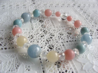 アクアマリン（スカイブルー）自由・冒険・開放・人とのつながり・純粋・素直さ・行動力・先見の明・忍耐・集中・友情・愛・信頼・自信＋ハニーストーン【アラゴナイト】（クリームイエロー）母性・行動力・プラス思考＋パリゴルスカイト【ピンクオパール】（ピンク・マット）創造・活力＋アマゾナイト（ライトブルー）穏やかな心・精神力