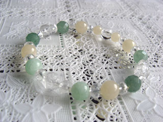 クォーツ（ロータス（蓮））健康・能力・明晰・完璧・宇宙的意識・感受性・沈着冷静・豊かな感受性＋フェルドスパー【ムーンストーン】（ミントグリーン）女性らしさ・感受性・喜び・調和・決断力＋ハニーストーン【アラゴナイト】（クリームイエロー）母性・行動力・プラス思考＋クォーツ【グリーンアベンチュリン】（グリーン・アヴェンチュレッセンス・カット）感情バランス・心の安定・素直さ・優しさ