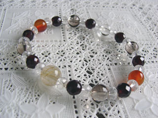 ルチルクォーツ（クリア・金線）財運・ギャンブル運アップ＋ガーネット（ワイン・カット）生命力・エネルギー・活力・努力・抵抗力・色気・根性・気力・独立＋スモーキークォーツ（ブラウン・カット）リラックス効果・豊かな感受性＋カルセドニー【カーネリアン】（オレンジ）喜び・リラックス・落ち着き・精神バランス・思慮深さ・復活・勇気・連帯