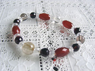 ルチルクォーツ（クリア・金線）財運・ギャンブル運アップ＋ガーネット（ワイン・カット）生命力・エネルギー・活力・努力・抵抗力・色気・根性・気力・独立＋カルセドニー【カーネリアン】（ダークオレンジ・ライス・カット）喜び・リラックス・落ち着き・精神バランス・思慮深さ・復活・勇気・連帯＋スモーキークォーツ（ブラウン・カット）リラックス効果・豊かな感受性