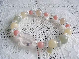 ローズクォーツ（ピンク・タンブル・カット）恋愛・優しさ・情緒・繊細・愛情・美・調和＋パリゴルスカイト【ピンクオパール】（ピンク・マット）創造・活力＋ハニーストーン【アラゴナイト】（クリームイエロー）母性・行動力・プラス思考＋フェルドスパー【ムーンストーン】（グレー・カット）女性らしさ・感受性・喜び・調和・決断力＋フェルドスパー【ムーンストーン】（ピンクグレー）女性らしさ・感受性・喜び・調和・決断力