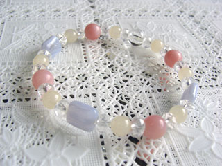 カルセドニー【ブルーレースアゲート】（ライトブルー）精神を安定させる＋ハニーストーン【アラゴナイト】（クリームイエロー）母性・行動力・プラス思考＋パリゴルスカイト【ピンクオパール】（ピンク・マット）創造・活力