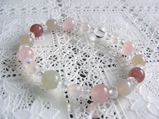 フェルドスパー【ムーンストーン】（グレー・カット）女性らしさ・感受性・喜び・調和・決断力＋カルセドニー（ピンク半透明・カット）達成能力・先見の明・開放・社交性・冒険心・自由・自信・思いやり＋ローズクォーツ（ピンク）恋愛・優しさ・情緒・繊細・愛情・美・調和＋フェルドスパー【ムーンストーン】（ピンクグレー）女性らしさ・感受性・喜び・調和・決断力＋モスコバイト（ワイン）緊張や束縛からの解放・自由な発想