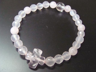 ローズクォーツ（ピンク）恋愛・優しさ・情緒・繊細・愛情・美・調和　カルセドニー（ピンク半透明）達成能力・先見の明・開放・社交性・冒険心・自由・自信・思いやり