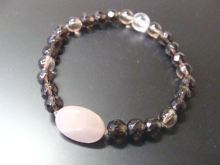 フェルドスパー【ムーンストーン】（ピンクグレー）女性らしさ・感受性・喜び・調和・決断力　スモーキークォーツ（ブラウン）リラックス効果・豊かな感受性