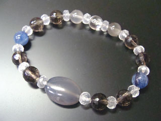 カルセドニー【グレーオニキス】（グレー）達成能力・先見の明・開放・社交性・冒険心・自由・自信・思いやり　スモーキークォーツ（ブラウン）リラックス効果・豊かな感受性　カイヤナイト（ブルー）潜在能力・創造力を発揮