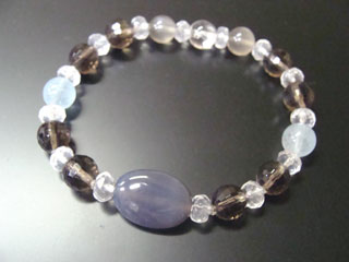 カルセドニー【グレーオニキス】（グレー）達成能力・先見の明・開放・社交性・冒険心・自由・自信・思いやり　スモーキークォーツ（ブラウン）リラックス効果・豊かな感受性　アクアマリン（スカイブルー）自由・冒険・開放・人とのつながり・純粋・素直さ・行動力・先見の明・忍耐・集中・友情・愛・信頼・自信