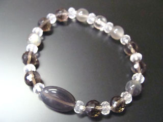 カルセドニー【グレーオニキス】（グレー）達成能力・先見の明・開放・社交性・冒険心・自由・自信・思いやり　スモーキークォーツ（ブラウン）リラックス効果・豊かな感受性　フェルドスパー【ラブラドライト】（ブルーグレー）調和・穏やかな心・記憶