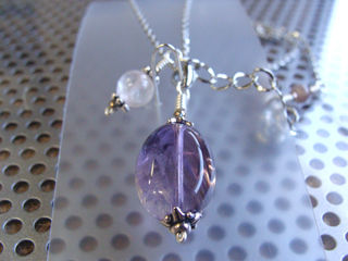 ネックレスです。　クォーツ【アメジストスモーキークォーツ】（パープル）決断力・愛情・集中力・調和・第六感・献身・冷静・覚醒・精神力・豊かな感受性