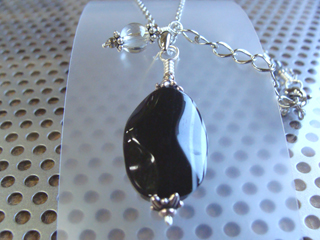 カルセドニー【オニキス】（ブラック）意志の強さ・冷静さ・喜び・勉強・達成能力・調和・柔軟・目的意識・完璧さ・集中力・運動能力