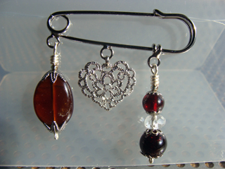 ブローチです。　（ブローチパーツ・ガーネット他使用。）　<<オーダーにて作りました。>>