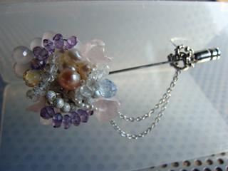 ブローチです。　（ブローチパーツ・天然石いろいろ使用。）　<<オーダーにて作りました。>>
