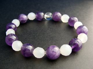 ブレスレットです。（シリコンゴム（２重・結び技法）使用・内周16.0ｃｍ） クォーツ【アメジスト】（パープル）決断力・愛情・集中力・調和・第六感・献身・冷静・覚醒・精神力・豊かな感受性 ジェード（ホワイト）安定・平穏・慈悲・知恵・忍耐力