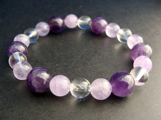 ブレスレットです。（シリコンゴム（２重・結び技法）使用・内周15.5ｃｍ） クォーツ【アメジスト】（パープル）決断力・愛情・集中力・調和・第六感・献身・冷静・覚醒・精神力・豊かな感受性 クォーツ【ラベンダーアメジスト】（ラベンダー）決断力・愛情・集中力・調和・第六感・献身・冷静・覚醒・精神力・豊かな感受性 クォーツ（クリア）健康・能力・明晰・完璧・宇宙的意識・感受性・沈着冷静・豊かな感受性