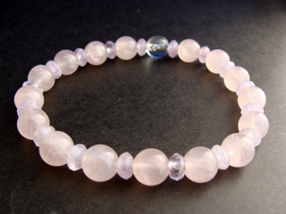 ブレスレットです。（シリコンゴム（２重・結び技法）使用・内周16.5ｃｍ）　ローズクォーツ（ピンク）恋愛・優しさ・情緒・繊細・愛情・美・調和　クォーツ【ラベンダーアメジスト】（ラベンダー）決断力・愛情・集中力・調和・第六感・献身・冷静・覚醒・精神力・豊かな感受性