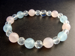 ブレスレットです。（シリコンゴム（２重・結び技法）使用・内周15.5ｃｍ）　アクアマリン（スカイブルー）自由・冒険・開放・人とのつながり・純粋・素直さ・行動力・先見の明・忍耐・集中・友情・愛・信頼・自信　ローズクォーツ（ピンク）恋愛・優しさ・情緒・繊細・愛情・美・調和　ミルキークォーツ（乳白色・半透明）母性愛・優しい気持ち・事故や災難から身を守る子供のお守り