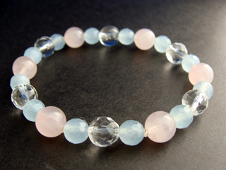 ブレスレットです。（シリコンゴム（２重・結び技法）使用・内周15.5ｃｍ）　クォーツ（クリア）健康・能力・明晰・完璧・宇宙的意識・感受性・沈着冷静・豊かな感受性　ローズクォーツ（ピンク）恋愛・優しさ・情緒・繊細・愛情・美・調和　ジェード（ライトブルー・染め）安定・平穏・慈悲・知恵・忍耐力