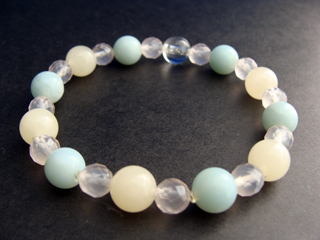 ブレスレットです。（シリコンゴム（２重・結び技法）使用・内周15.5ｃｍ）　ハニーストーン【アラゴナイト】（クリームイエロー）母性・行動力・プラス思考　アマゾナイト（ライトブルー）穏やかな心・精神力　カルセドニー（ピンク半透明）達成能力・先見の明・開放・社交性・冒険心・自由・自信・思いやり