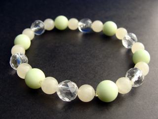 ブレスレットです。（シリコンゴム（２重・結び技法）使用・内周15.5ｃｍ）　クォーツ（クリア）健康・能力・明晰・完璧・宇宙的意識・感受性・沈着冷静・豊かな感受性　カルセドニー【クリソプレーズ】（ミントグリーン）豊穣・喜び・感情の高ぶりを抑える　ハニーストーン【アラゴナイト】（クリームイエロー）母性・行動力・プラス思考