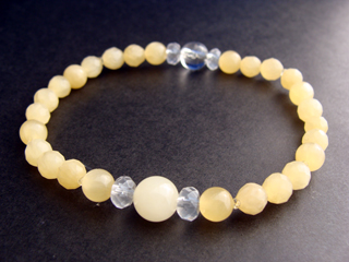 ブレスレットです。（シリコンゴム（２重・結び技法）使用・内周17.5ｃｍ）　ハニーストーン【アラゴナイト】（クリームイエロー）母性・行動力・プラス思考