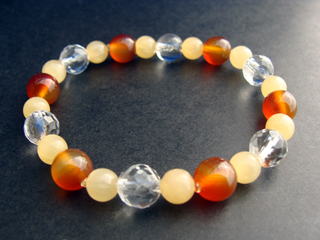 ブレスレットです。（シリコンゴム（２重・結び技法）使用・内周15.5ｃｍ）　クォーツ（クリア）健康・能力・明晰・完璧・宇宙的意識・感受性・沈着冷静・豊かな感受性　カルセドニー【カーネリアン】（オレンジ）喜び・リラックス・落ち着き・精神バランス・思慮深さ・復活・勇気・連帯　ハニーストーン【アラゴナイト】（クリームイエロー）母性・行動力・プラス思考