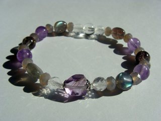 ブレスレットです。（シリコンゴム（２重・結び技法）使用・内周15.5ｃｍ）　クォーツ【アメジスト】（パープル・ラフカット）決断力・愛情・集中力・調和・第六感・献身・冷静・覚醒・精神力・豊かな感受性　クォーツ【ラベンダーアメジスト】（ラベンダー）決断力・愛情・集中力・調和・第六感・献身・冷静・覚醒・精神力・豊かな感受性　ラブラドライト（ブルーグレー・平型オーバル）調和・穏やかな心・記憶　カルセドニー【グレーオニキス】（グレー・ボタンカット）達成能力・先見の明・開放・社交性・冒険心・自由・自信・思いやり　クォーツ（クリア）健康・能力・明晰・完璧・宇宙的意識・感受性・沈着冷静・豊かな感受性