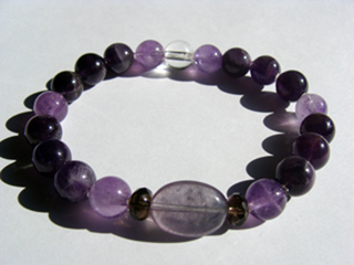 ブレスレットです。（シリコンゴム（２重・結び技法）使用・内周15.5ｃｍ）　フローライト（パープル・平型オーバル）ひらめき・集中力・直感・愛・学習・理解力・独立　クォーツ【アメジスト】（パープル）決断力・愛情・集中力・調和・第六感・献身・冷静・覚醒・精神力・豊かな感受性　クォーツ【ラベンダーアメジスト】（ラベンダー）決断力・愛情・集中力・調和・第六感・献身・冷静・覚醒・精神力・豊かな感受性　スモーキークォーツ（ブラウン・ボタンカット）リラックス効果・豊かな感受性　クォーツ（クリア）健康・能力・明晰・完璧・宇宙的意識・感受性・沈着冷静・豊かな感受性