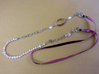 ロングネックレスです。