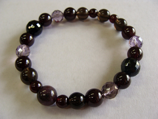 ブレスレットです。（シリコンゴム（２重・結び技法）使用・内周17.0ｃｍ-）　(ご依頼にて作成しました。ご自身へのお誕生日プレ。９月にお作りしましたが、ご紹介が遅れました m(_ _)m )　スタールビーサファイア（ダークパープル）愛の炎・感受性・生命力・エネルギー・活力・努力・抵抗力・色気・豊かな感受性　クォーツ【アメジスト】（パープル・カット）決断力・愛情・集中力・調和・第六感・献身・冷静・覚醒・精神力・豊かな感受性　ガーネット（ワイン）生命力・エネルギー・活力・努力・抵抗力・色気・根性・気力・独立　スピネル（ブラック・カット）チャレンジ・自己主張　スモーキークォーツ（ブラウン）リラックス効果・豊かな感受性