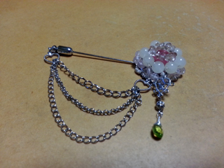 ブローチです。(ハットピンタイプ)（ご依頼にて作成しました。）インカローズ（ピンク）・ブラウントパーズ（薄茶・ボタン型）・ハニーストーン（レモン・丸玉）・ローズクォーツ（ピンク・カット）・ペリドット（グリーン・しずく型）