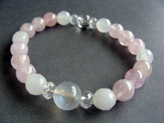 ブレスレットです。（シリコンゴム（２重・結び技法）使用・内周16.0ｃｍ）　フェルドスパー【レインボームーンストーン】【ホワイトラブラドライト】（ホワイト）調和・穏やかな心・記憶　ジェード（ホワイト）安定・平穏・慈悲・知恵・忍耐力　モルガナイト【ベリル】（淡いピンク）幸せな結婚・自由・柔軟な心・精神的安定・自信