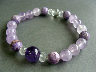 ブレスレットです。（シリコンゴム（２重・結び技法）使用・内周16.0ｃｍ）　クォーツ【アメジスト】（パープル）決断力・愛情・集中力・調和・第六感・献身・冷静・覚醒・精神力・豊かな感受性　チャロアイト（パープル・絹糸光沢）心の弱さを克服　クォーツ【ラベンダーアメジスト】（ラベンダー）決断力・愛情・集中力・調和・第六感・献身・冷静・覚醒・精神力・豊かな感受性