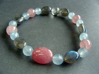 ブレスレットです。（シリコンゴム（２重・結び技法）使用・内周16.0ｃｍ）　ロードクロサイト【インカローズ】（ピンク）情熱・優しさ・繊細・愛情・美・調和・豊かな感受性　ジェード（ライトブルー・染め）安定・平穏・慈悲・知恵・忍耐力　フェルドスパー【ラブラドライト】（ブルーグレー）調和・穏やかな心・記憶