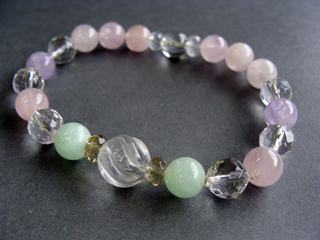 ブレスレットです。（シリコンゴム（２重・結び技法）使用・内周16.0ｃｍ）　クォーツ（クリア・波型）健康・能力・明晰・完璧・宇宙的意識・感受性・沈着冷静・豊かな感受性　フェルドスパー【ムーンストーン】（マスカットグリーン）女性らしさ・感受性・喜び・調和・決断力　クォーツ（クリア・カット）健康・能力・明晰・完璧・宇宙的意識・感受性・沈着冷静・豊かな感受性　マダガスカルローズクォーツ（ピンク）恋愛・優しさ・情緒・繊細・愛情・美・調和　クォーツ【ラベンダーアメジスト】（ラベンダー）決断力・愛情・集中力・調和・第六感・献身・冷静・覚醒・精神力・豊かな感受性
