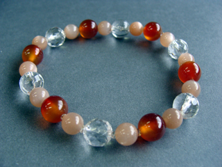 ブレスレットです。（シリコンゴム（２重・結び技法）使用・内周16.0ｃｍ）　クォーツ（クリア・カット）健康・能力・明晰・完璧・宇宙的意識・感受性・沈着冷静・豊かな感受性　フェルドスパー【ムーンストーン】（オレンジ）女性らしさ・感受性・喜び　カルセドニー【カーネリアン】（オレンジ）喜び・リラックス・落ち着き・精神バランス・思慮深さ・復活・勇気・連帯