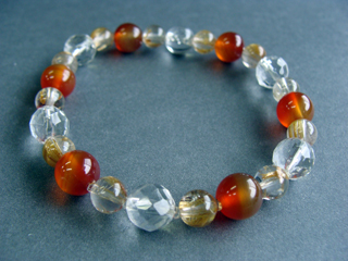 ブレスレットです。（シリコンゴム（２重・結び技法）使用・内周16.0ｃｍ）　クォーツ（クリア・カット）健康・能力・明晰・完璧・宇宙的意識・感受性・沈着冷静・豊かな感受性　ルチルクォーツ（クリア・金線）財運・ギャンブル運アップ　カルセドニー【カーネリアン】（オレンジ）喜び・リラックス・落ち着き・精神バランス・思慮深さ・復活・勇気・連帯