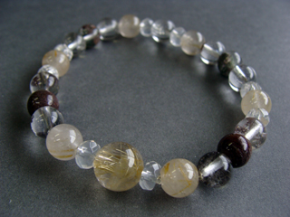 ブレスレットです。（シリコンゴム（２重・結び技法）使用・内周16.0ｃｍ）　ルチルクォーツ（クリア・金線）財運・ギャンブル運アップ　ガーデンクォーツ（クリア・ブラウン）財運・仕事運・家族運をアップ