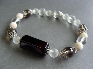 ブレスレットです。（シリコンゴム（２重・結び技法）使用・内周16.0ｃｍ）　カルセドニー（ブラウン・縞模様）達成能力・先見の明・開放・社交性・冒険心・自由・自信・思いやり　クォーツ（ホワイト・フロスト）健康・能力・明晰・完璧・宇宙的意識・感受性・沈着冷静・豊かな感受性　スモーキークォーツ（ブラウン・カット）リラックス効果・豊かな感受性　カルセドニー【カプチーノジャスパー】（ブラウンＭｉｘ）判断力・創造性・感情のコントロール　クォーツ（クリア・カット）健康・能力・明晰・完璧・宇宙的意識・感受性・沈着冷静・豊かな感受性