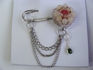 ブローチです。(ブローチピンタイプ)（ご依頼にて作成しました。）　インカローズ（ピンク）　ブラウントパーズ（薄茶・ボタン型）　ハニーストーン（レモン・丸玉）　ローズクォーツ（ピンク・カット）　ペリドット（グリーン・しずく型）