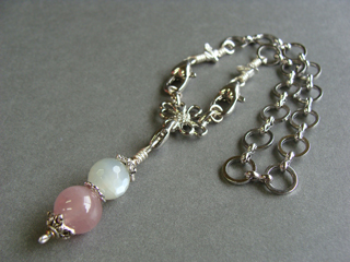 バッグチャームです。　フェルドスパー【ムーンストーン】（グレー・カット）女性らしさ・感受性・喜び・調和・決断力　マダガスカルローズクォーツ（ピンク）恋愛・優しさ・情緒・繊細・愛情・美・調和