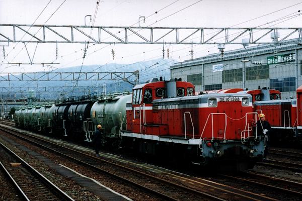 糸魚川で出発を待つDE10牽引貨物列車