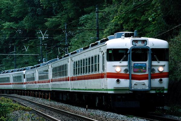峠を下る「ホリデー快速ピクニック号」