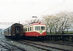 雨の中鮮やかな赤の312F