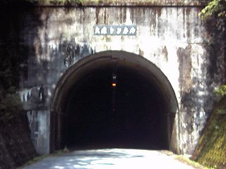 大峠トンネル　点いてるライトは２個だけ。しかも結構長い。