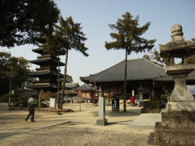 本山寺　本堂と五重塔