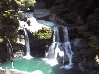 大轟の滝　実際には結構大きな滝で美しい