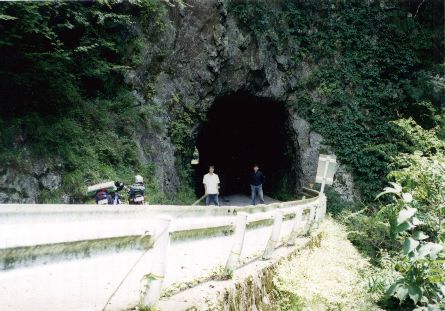 素掘りのトンネル