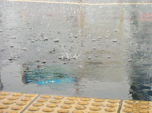 学生街の雨１　撮影　北爪満喜